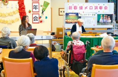 写真：大正琴の音色を響かせる「フレンドリー０８」の中里代表（右）