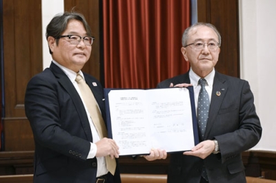 写真：連携協定を結んだ道経連の藤井裕会長（右）と九経連の池辺和弘会長＝２０日午後、札幌市