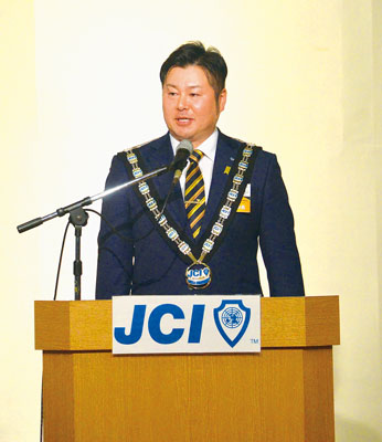 写真：新年交礼会であいさつする吉田理事長