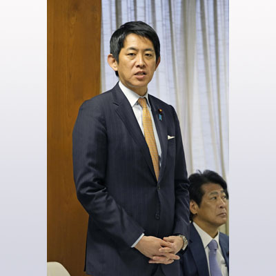 写真：自民党本部で開かれた政調審議会であいさつする小林政調会長＝２１日午前、東京・永田町