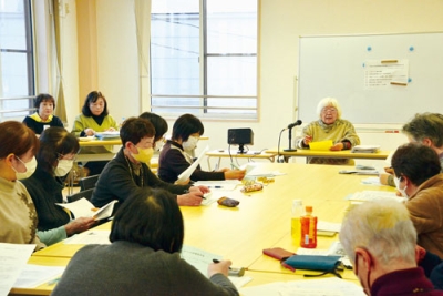 写真：図書館移転を巡る問題の総括を行う合田さん