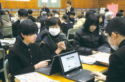 写真:インターネット取引でのトラブルの対処法を話し合う生徒と地域住民