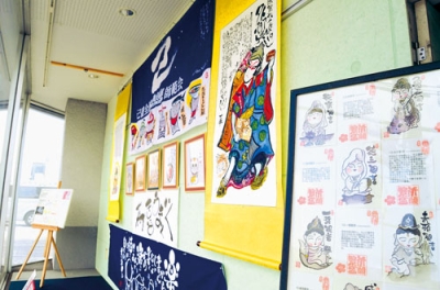 写真:心温まる「己書」が飾られているワニシフリースペース