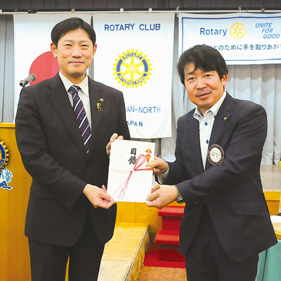 写真:青山市長に目録を渡す猪俣会長(右)