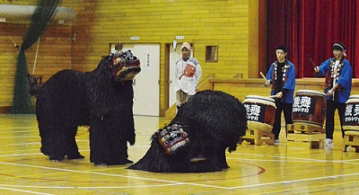 写真：２人のクマ役が息の合ったかけ合いを見せた