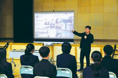 写真：講演するアントレプレナーシップ推進大使の田名辺さん