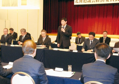 写真：洋上風力に向けた取り組みを紹介する青山市長