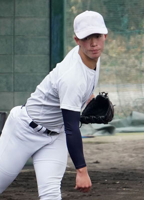 写真：練習する大阪桐蔭の吉岡貫介投手＝大阪府大東市