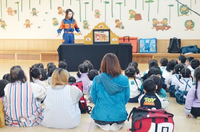 写真：園児たちに紙芝居の読み聞かせをする女性団員