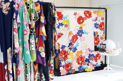 写真:あでやかな振り袖を用意するミホブライダルの展示会