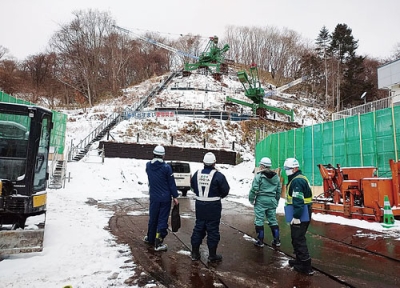 写真：室蘭市中島本町の急傾斜地崩壊対策工事の現場をパトロールする参加者たち（提供写真）