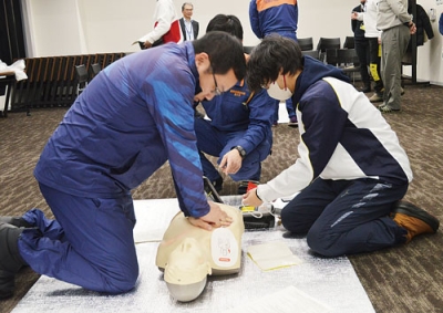 写真：ＡＥＤを使った心肺蘇生法の講習を受ける地域クラブの指導者ら