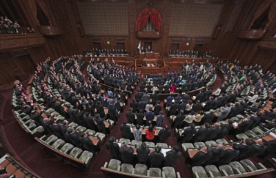 写真：衆院が解散され、万歳する議員ら＝２３日午後１時４分、衆院本会議場