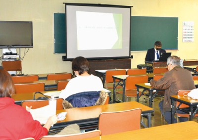 写真:市民会館で行われた「介護入門研修」