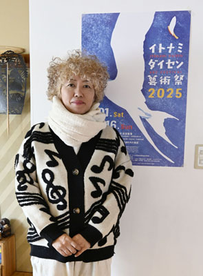 写真:「イトナミダイセン芸術祭」を主催するアートディレクターの大下志穂さん=鳥取県大山町