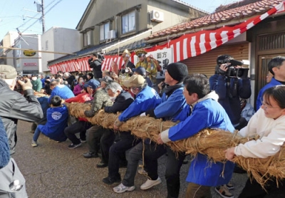写真：２０２５年１月に行われた「敦賀西町の綱引き」＝福井県敦賀市（同市提供）