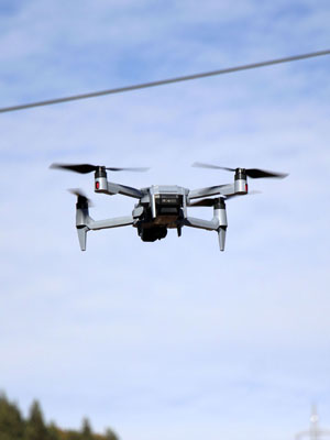 写真：送電線の点検や巡視で使われるドローン＝２０２５年１１月、埼玉県秩父市