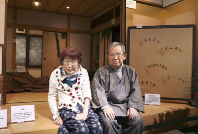 写真：「上前津昭和のくらし館」を運営する斎藤要一さん（右）と妻立子さん＝名古屋市