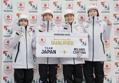 写真:ミラノ・コルティナ冬季五輪代表に選ばれ、写真に納まるジャンプ女子の(左から)高梨沙羅、伊藤有希、丸山希、勢藤優花=23日、札幌市内