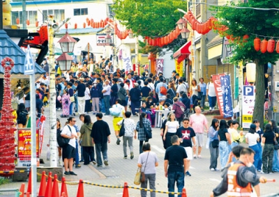 写真:昨年は2日間開催となった登別地獄まつり=25年8月31日、極楽通り