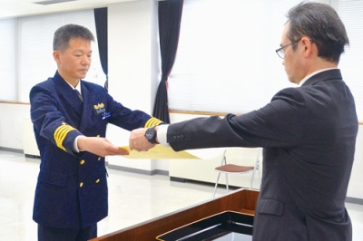 写真：胆振総合振興局の牧野局長（右）から感謝状を受け取る室蘭海保の河野部長