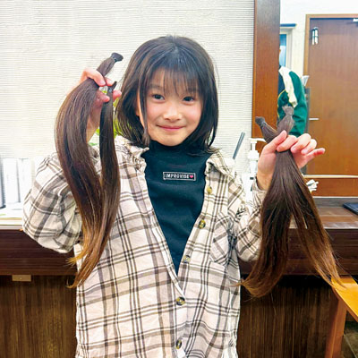写真:髪を約35センチ切り、ヘアドネーションに協力した大泉さん