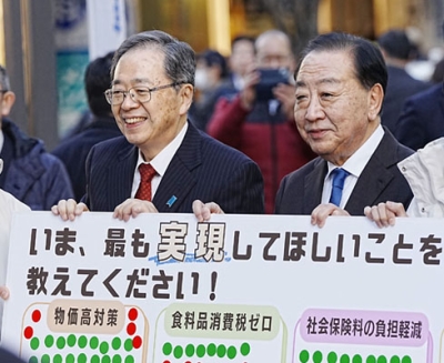 写真:街頭で支持を訴える中道改革連合の野田共同代表(右)と斉藤共同代表=23日午後3時38分、東京都千代田区