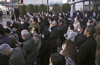 写真:街頭演説に集まった人たち=24日午前、東京都立川市