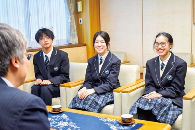 写真:カナダ留学の目標を力強く語る(左から)飯田さん、岡田さん、川村さん