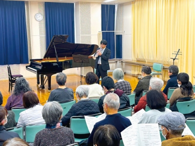 写真:トランペットの独奏を披露する出演教諭