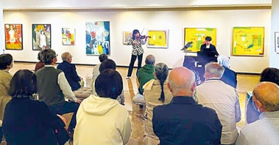 写真：室蘭市民美術館で開かれたバイオリンコンサート。市民らが油絵の展示会とともに、絵画と音楽のコラボ演奏会を楽しんだ＝２４年１１月