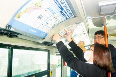 写真:防災の啓発ポスターを手にする市川台長(右)と髙本部長