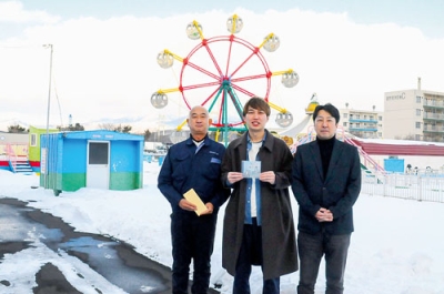 写真：室蘭民報みんなの水族館にＣＤの売上金の一部を寄付したＫＥＮＴＯさん（中央）