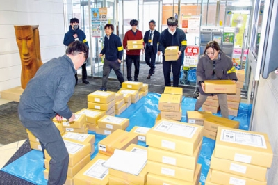 写真：投票用紙を運び込む道選管胆振支所の職員たち＝２４日午前１１時半ごろ