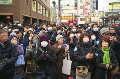 写真：東京都内で街頭演説に耳を傾ける人たち。与野党幹部は２７日に迫る衆院選公示に向け、支持を訴えた＝２４日午後
