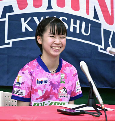 写真:卓球のノジマTリーグ女子の九州に加入し記者会見する石田心美