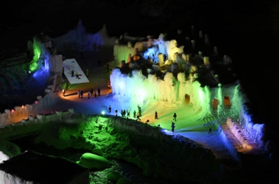 写真：上川町で始まった「層雲峡温泉氷瀑まつり」。約１０基の氷像が７色にライトアップされた＝２４日夜