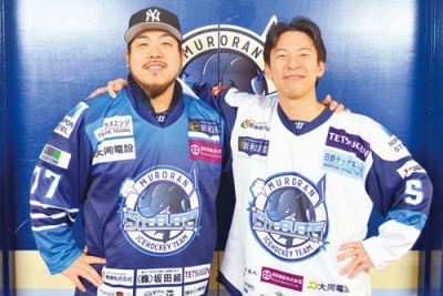 写真:スティーラーズ愛あふれる新曲をリリースした2人組ヒップホップユニット「ノンメモリーズ」の工藤さん(左)と井上さん