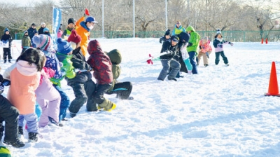 写真：制限時間まで引き合いをする３本綱引き