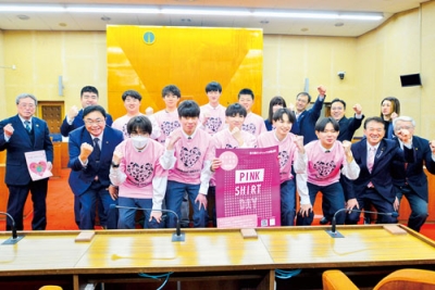 写真：ピンクシャツ大作戦の成功に向け意気込む実行委
