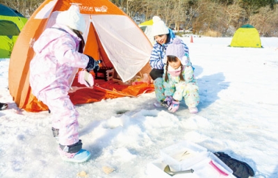 写真：さお先に集中して当たりを待つ子どもたち