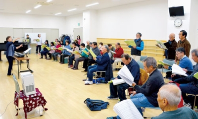 写真：本番に向けて調整する「ピース合唱団」メンバー