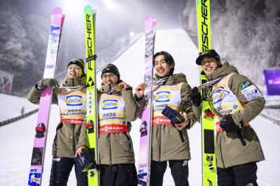 写真：ノルディックスキー・ジャンプ男子のフライング世界選手権団体で初優勝を果たした日本。左から小林陵侑、内藤智文、中村直幹、二階堂蓮＝オーベルストドルフ（ゲッティ＝共同）