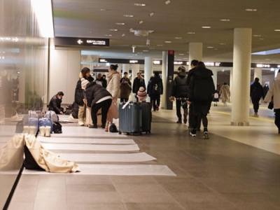 写真：帰宅困難者向けに開放された札幌駅前の「地下歩行空間」＝２６日午前、札幌市