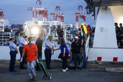 写真:フィリピンの首都マニラの港に到着した、沈没した船の乗員ら=26日(ゲッティ=共同)