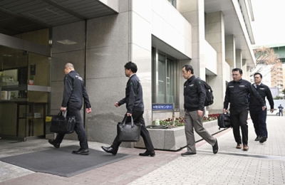 写真:中部電力本店の立ち入り検査に向かう原子力規制委の担当者=26日午後、名古屋市