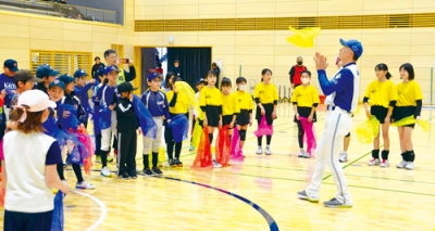 写真:元プロ野球選手の浅沼さん(右から3人目)から指導を受ける子どもたち