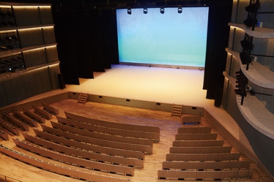 写真：１２００席を扇形に配置したグランドホール