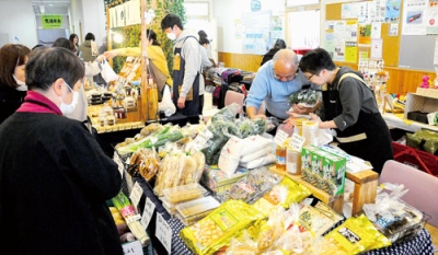 写真:ハンドメード雑貨や食品を買い求める人たちでにぎわう「よりみちマーケット」