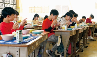 写真：カムオハウを味わう幌別小の児童たち